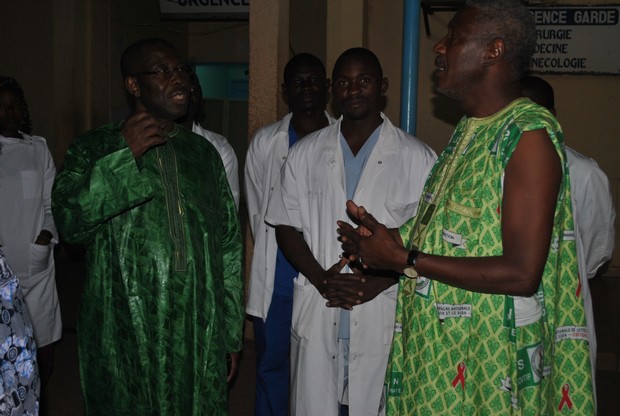 Le ministre de la Santé et de l’hygiène publique, Ousmane Koné lors de sa visite à Gabriel Touré et au Point G