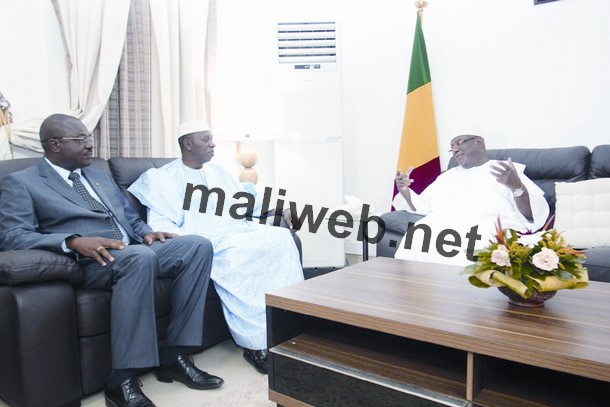 Le président de la République Ibk en compagnie de Hamane Niang  (grand boubou) et Jean Claude Sidibé