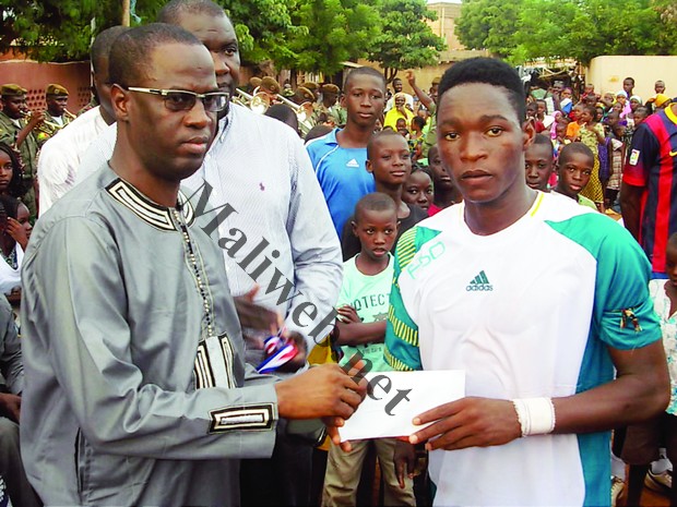 Le président de la ligue de Ségou remettant le 2ème prix au capitaine du centre Africa