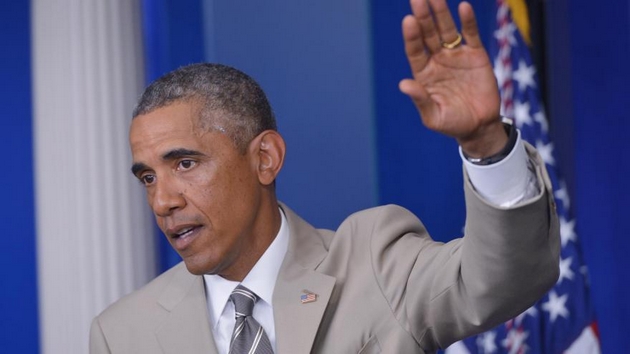 Obama : son costume couleur sable enflamme les réseaux sociaux
