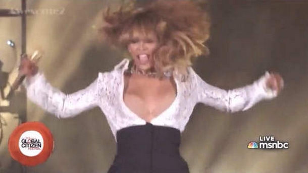 Beyoncé en montre un peu trop sur scène