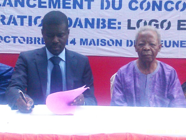 Le ministre de la jeunesse et de la construction citoyenne (G) et Seydou Badian Kouyaté
