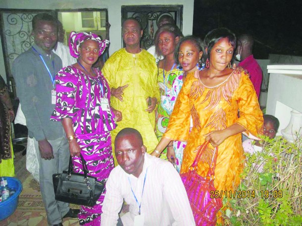 Les membres du club des amis de Broulaye Diabaté posant avec Mamadou Diabaté dit Kaladjoula