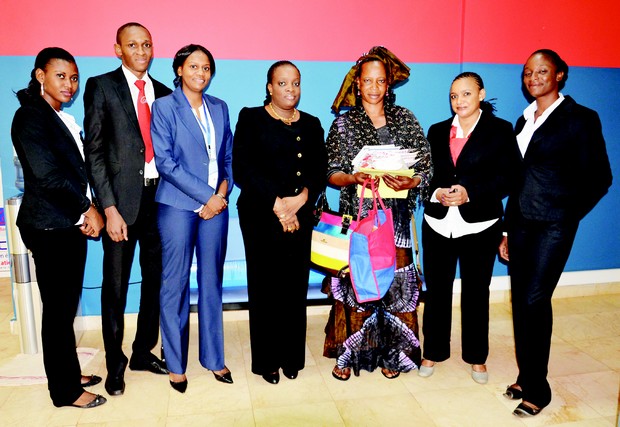 L'heureuse gagnante Mme Oumou Sidibé avec ses cadeaux en compagnie du personnel de Coris Bank Mali dont la DG, Mme Sidibé Aissata Koné et la responsable de communication, Mme Kadidia Boly Traoré