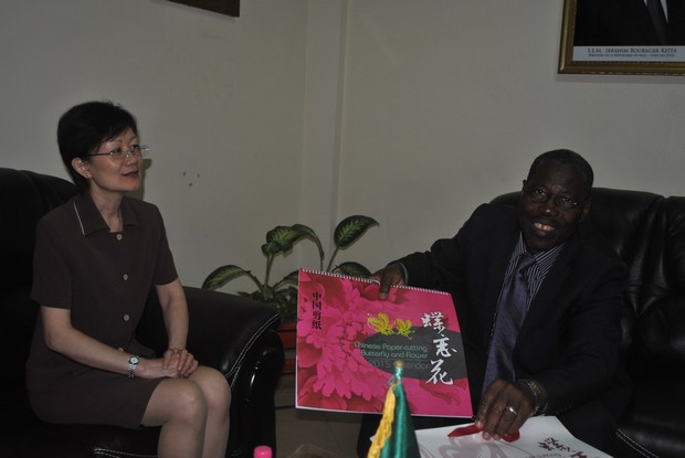 L'ambassadrice de Chine au Mali avec le ministre de la Santé