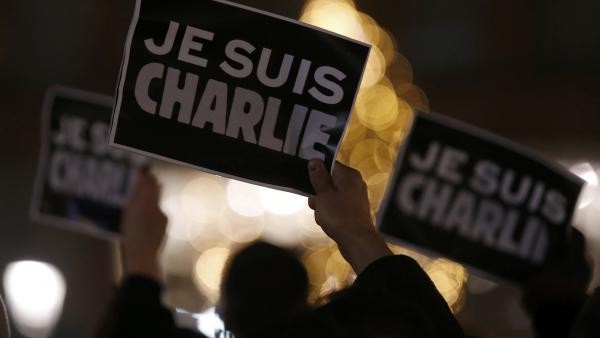 Direct: des milliers de manifestants en soutien à Charlie Hebdo