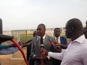 Le ministre des Sports, Housseini A Guindo pendant son discours de réception officielle du stade Diarrah "H"