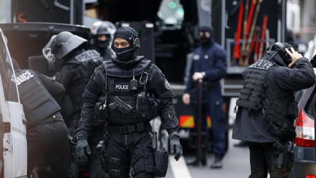 En direct: les suspects du massacre de Charlie Hebdo signalés