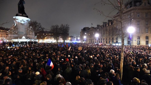 Direct: des milliers de manifestants en soutien à Charlie Hebdo