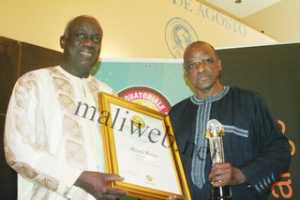 La remise du trophée du Stade malien de Bamako par Boubacar Baba à Siré