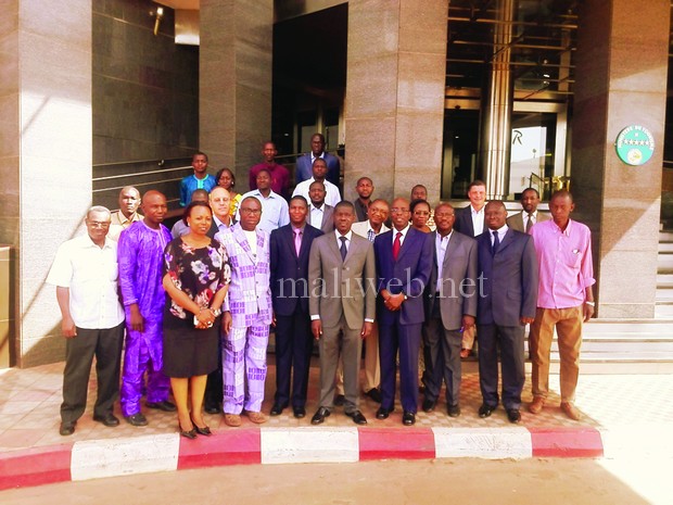 Photo de famille des participants avec le ministre Mamadou Gaoussou Diarra