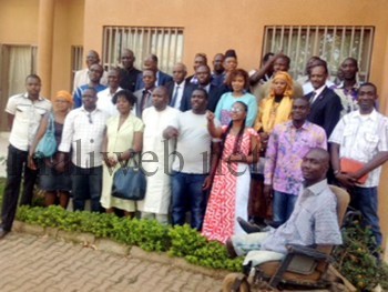 Photo de famille des participants avec le ministre de l'Economie et des finances