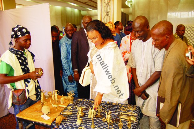 La ministre Mme NDiaye Rama  visitant les stands d'exposition