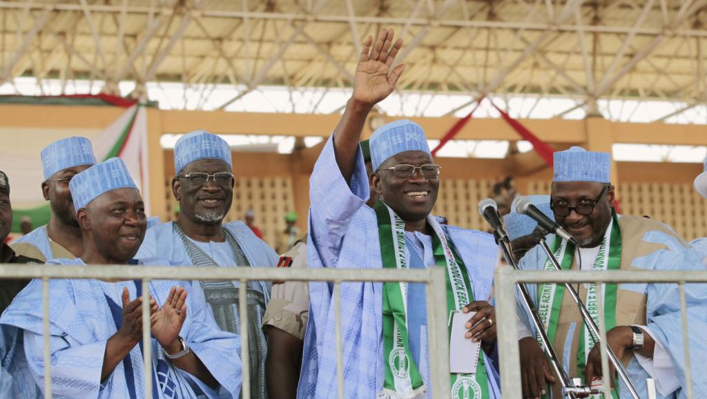 Le président nigérian Goodluck Jonathan (main levée)