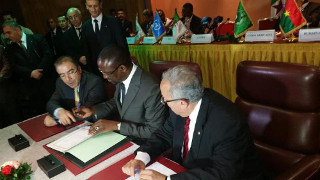 Cérémonie de signature de l'engagement d'Alger. 