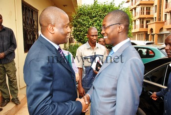 Le ministre des sports Housseini A Guindo (D) saluant  le 1er vice-president de la Femafoot, Boukary Kolon Sidibé lors de sa visite au siège de la fédération (photo archives)