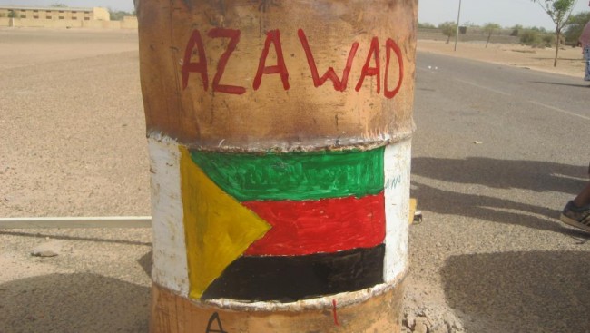 Un tonneau peint aux couleurs du MNLA à la frontière du Mali et du Niger.