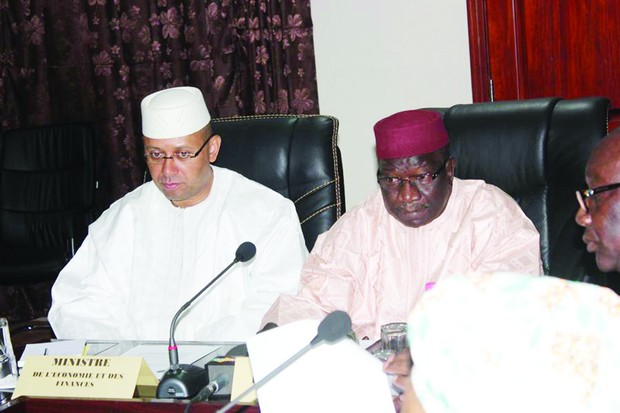 Le ministre Mamadou Igor Diarra et Dr Bocary Tereta lors des travaux de ce comité de pilotage