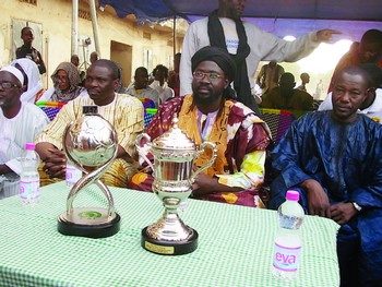 Soufi Bilal et les responsables du département des sports et de la Femafoot lors de la présentation du trophée