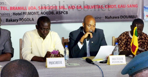 L'initiateur du festival Seydou Coulibaly au milieu lors du lancement