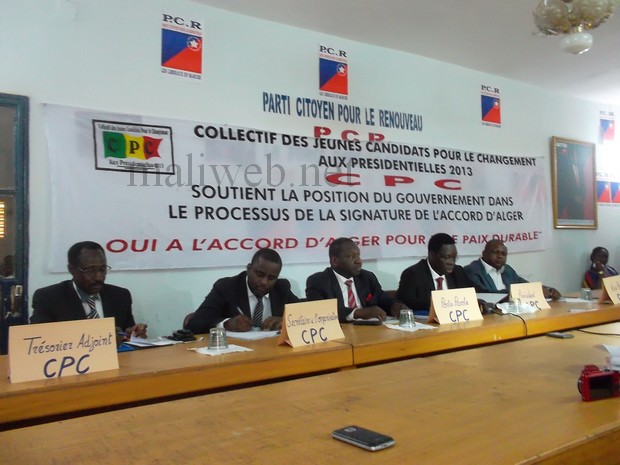 Une vue partielle du presidium. Ousmane Ben Fama Traoré entouré de Siaka Diarra à G et Racine Thiam
