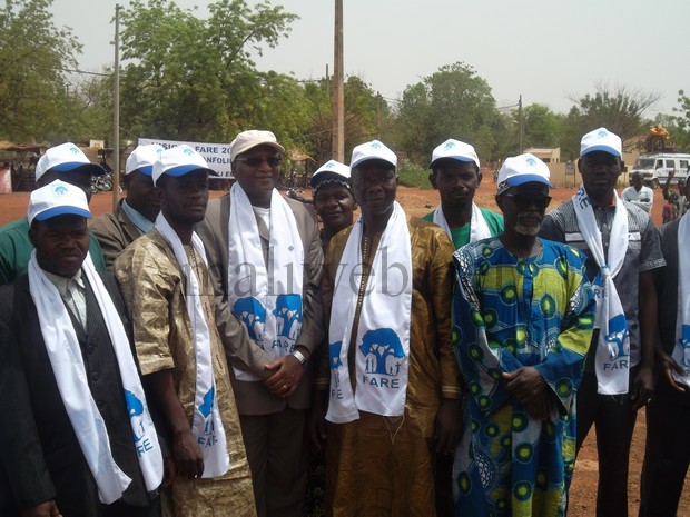 Le président des Fare, Modibo Sidibé posant avec quelques nouveaux adhérants au parti du baobab