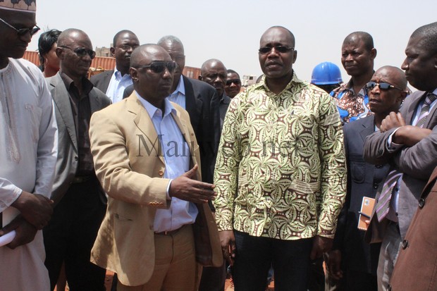 Le ministre Dramane Dembélé (D) à son arrivée sur le site avec le Pdg de la Sifma Sa, Mamadou Guédiouma Coulibaly