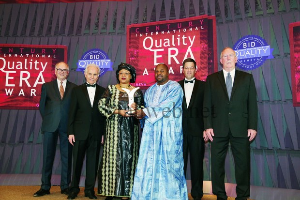 Mme Berthé Miriam  Bengaly recevant le trophée en compagnie de son époux, Malick Berthe