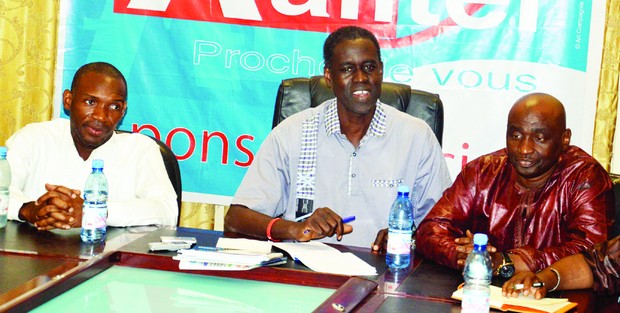 Djamil Faye entouré par le président de l'Ajsm, Oumar Baba Traoré et Habib Sissoko CNOSM (GD)