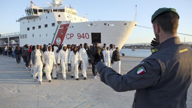 Des migrants débarquent dans un port sicilien après avoir été recueilli en mer par les gardes-côtes, le 16 avril 2015. REUTERS/Antonio Parrinello