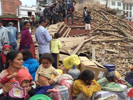 A Katmandou. Un séisme d"une magnitude de 7,9 a frappé samedi Katmandou et le centre du Népal, faisant 449 morts selon un bilan provisoire de la police. La secousse a été ressentie jusqu"en Inde et a déclenché des avalanches sur le mont Everest. /Photo prise le 25 avril 2015/ REUTERS/Navesh Chitrakar
