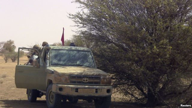 Les rebelles touaregs du Mali voient des médiateurs à Alger