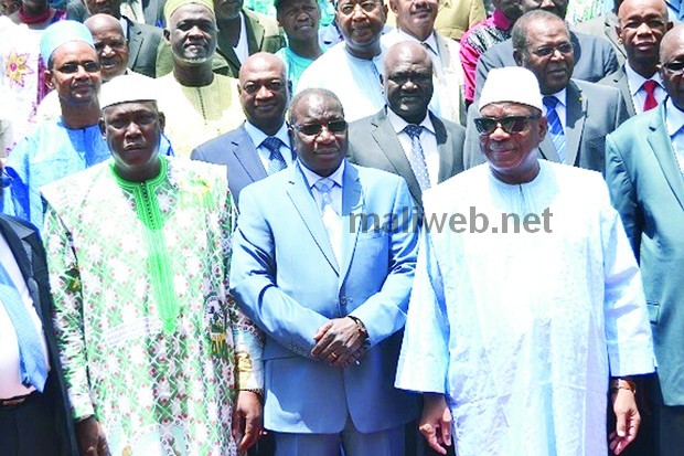 Photo de famille du président IBK avec les membres du conseil supérieur de l'agriculture