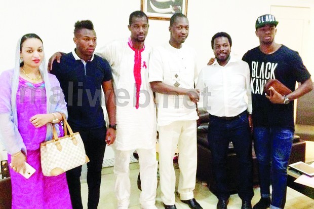 Photo de famille avec les parents de Adama Traoré