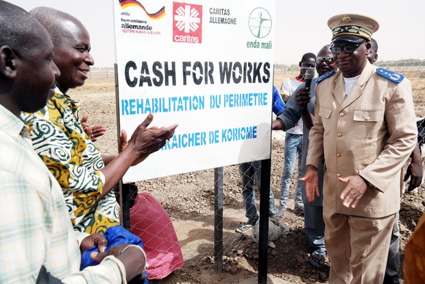 Les responsables d'Enda Mali et les autorités administratives lors du lancement
