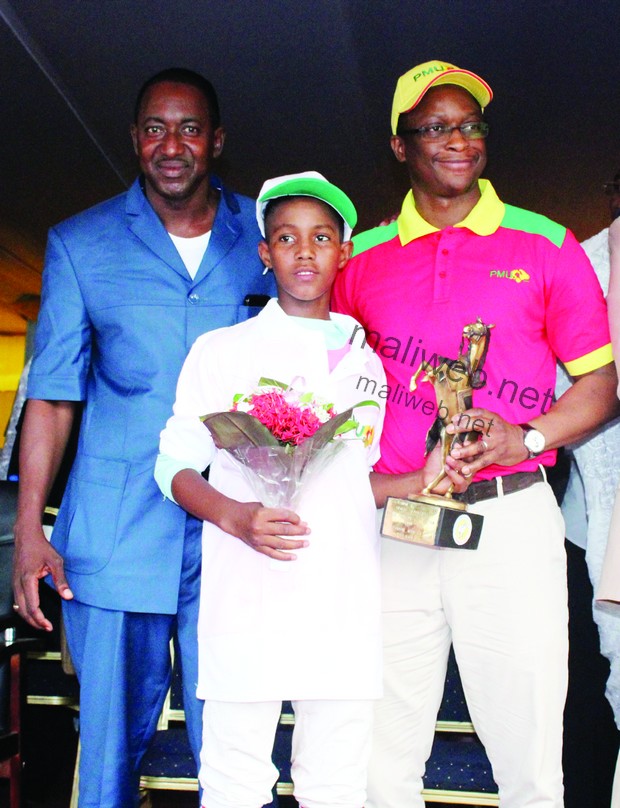 Cheicknè Haidara posant avec le PDG du Pmu-Mali, Arouna Modibo Touré (D) et président de la Fédération malienne des sports Equestres Mohamed Haidara