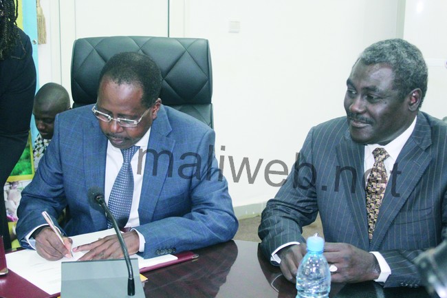 Le PDG Babali Ba signant le s documents, avec à ses côtés, l'ADG de la Bsic-Mali, Anour Mahamat Hassan