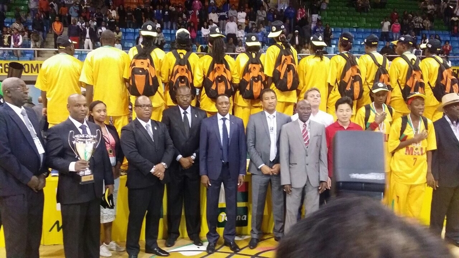 La photo de famille du sacre du mali a l'afrobasket u-16 filles