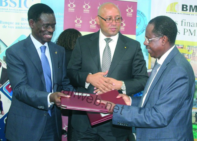 sous l'égide du ministre Mamadou Igor Diarra, le président de la BOAD, Christian Adovelande et le PDG de la BMS-SA, Babala Ba échangent les documents signés