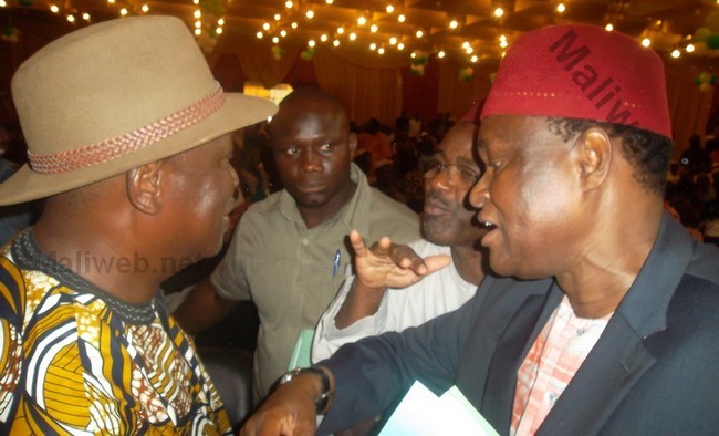 Bakari Togola (G) face à Tiébilé Dramé