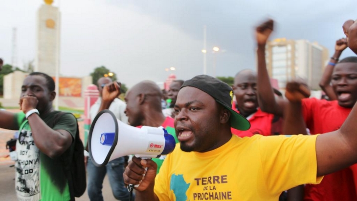 Des manifestants crient des slogans contre le régiment de sécurité présidentielle à Ouagadougou, le 16 septembre 2015. REUTERS/Joe Penney