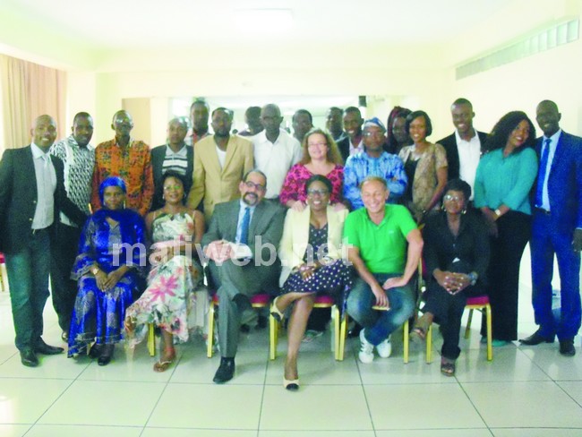 photo de famille des participants avec le représentant du FMI