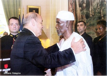 Kaba Doumbia après sa décoration par le ministre français de la défense, Jean -Yves Le Drian