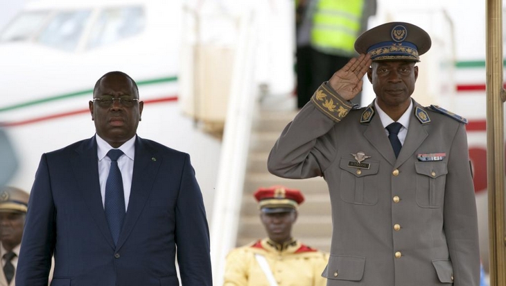 Macky Sall sur la crise burkinabè: «les problèmes sont complexes» Le président sénégalais Macky Sall (gauche) et le chef des putschistes du Burkina Faso Gilbert Diendéré, le 18 septembre à Ouagadougou. REUTERS/Joe Penney