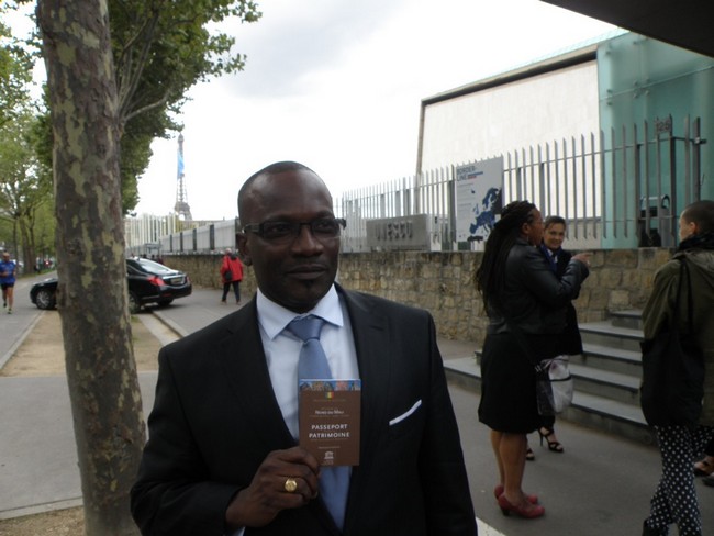 Oumar Keita, l’ambassadeur du Mali auprès de l’UNESCO, le jour de la projection du film, avec le guide du patrimoine malien