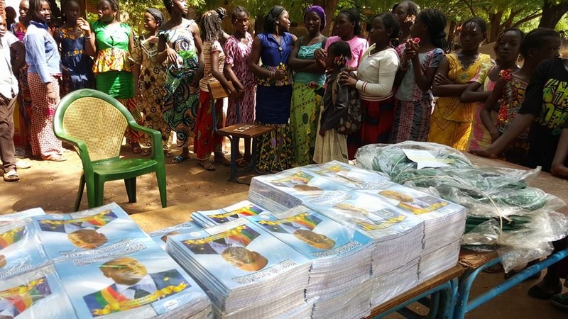 Remise de sacs à dos et cahiers aux élèves de la commune 2 par l' honorable KARIM KEITA pour leur souhaiter une bonne rentrée scolaire et beaucoup de courage dans leur année !