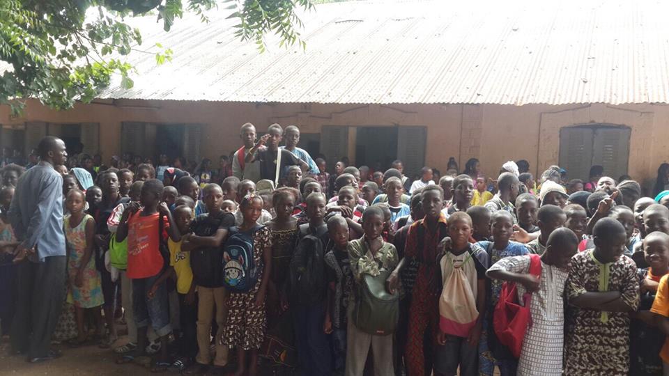 Remise de sacs à dos et cahiers aux élèves de la commune 2 par l' honorable KARIM KEITA pour leur souhaiter une bonne rentrée scolaire et beaucoup de courage dans leur année !