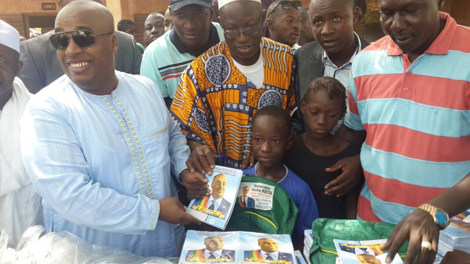 Remise de sacs à dos et cahiers aux élèves de la commune 2 par l' honorable KARIM KEITA pour leur souhaiter une bonne rentrée scolaire et beaucoup de courage dans leur année !