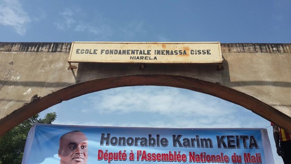 Remise de sacs à dos et cahiers aux élèves de la commune 2 par l' honorable KARIM KEITA pour leur souhaiter une bonne rentrée scolaire et beaucoup de courage dans leur année !