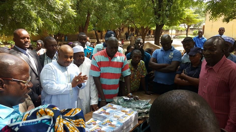 Remise de sacs à dos et cahiers aux élèves de la commune 2 par l' honorable KARIM KEITA pour leur souhaiter une bonne rentrée scolaire et beaucoup de courage dans leur année !